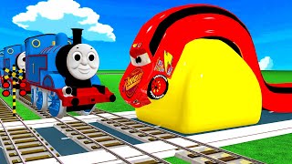 踏切アニメ  あぶない電車 THOMAS TRAIN vs LONG CARS vs SPEED BUMPS🚦 Fumikiri 3D Railroad Crossing Animation