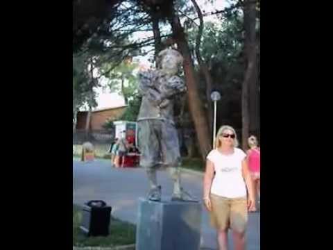 Видео: Живая статуя