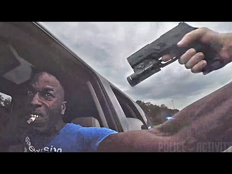 차에 매달린 상태에서 한손으로 권총으로 용의자를 쏘는 미국경찰