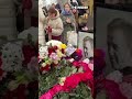 Люди несут цветы на могилу Навального #shorts