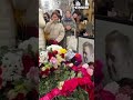 Люди несут цветы на могилу Навального #shorts