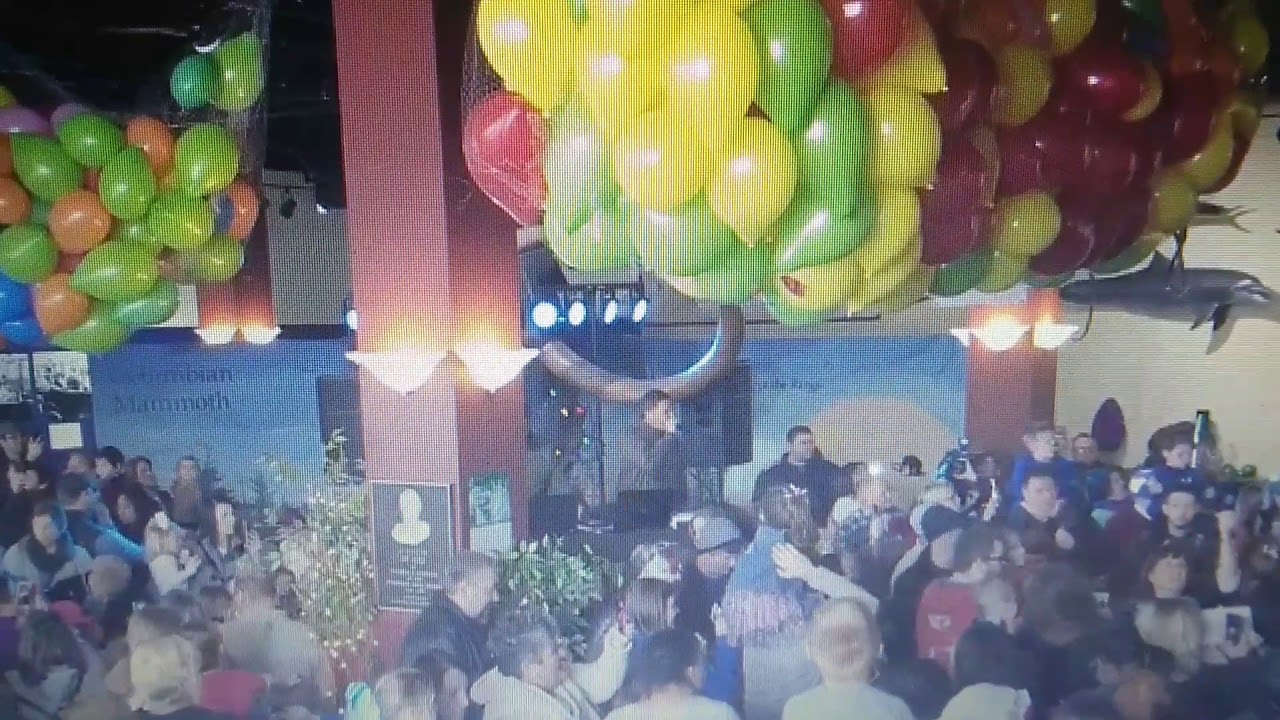 2017 Noon Year's Eve Balloon Drop at the Owensboro Museum of Science