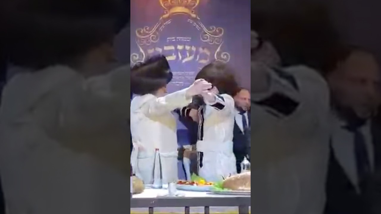 תיעוד יפה. כ"ק האדמו'ר ממעזבוז בריקוד עם אביו כ"ק האדמו'ר מראחוב בעת שמחת הבר מצווה לבנו