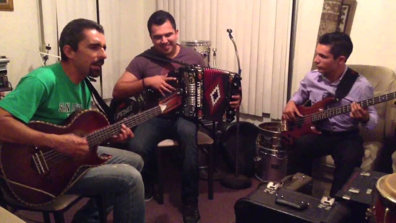 MIL NOCHES: Acordes y Letra para Guitarra, Ukulele, Bajo y Piano (los  Auténticos Decadentes)