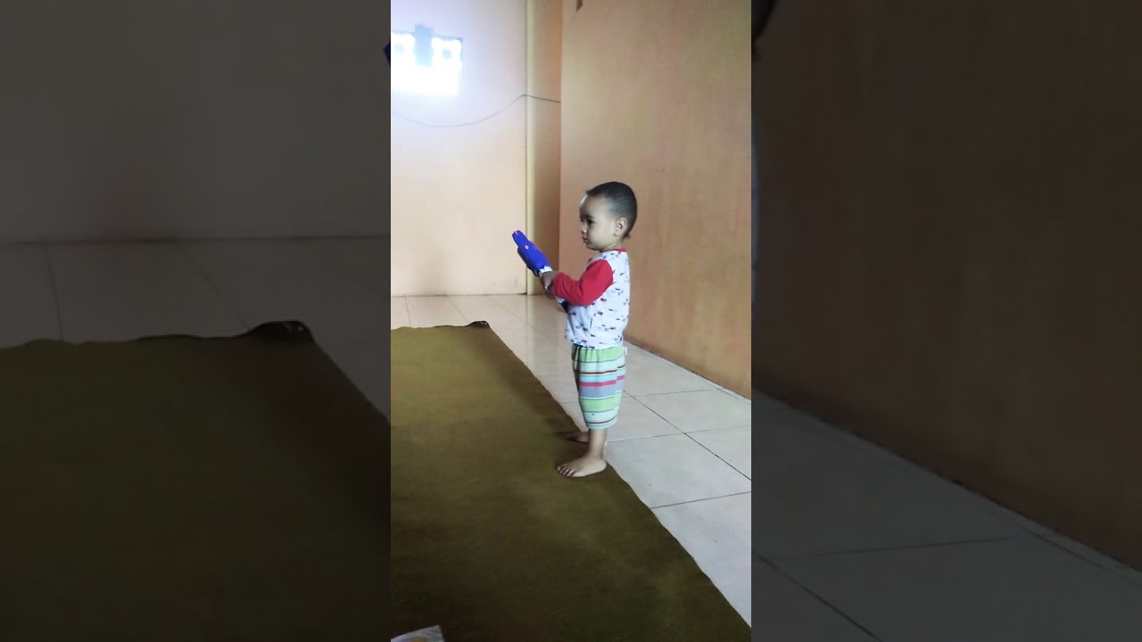 Bermain tembak2 an bersama abi/playing shooting with dad