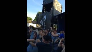 This Reaction To A Crowdsurfing Fail Is Too Funny