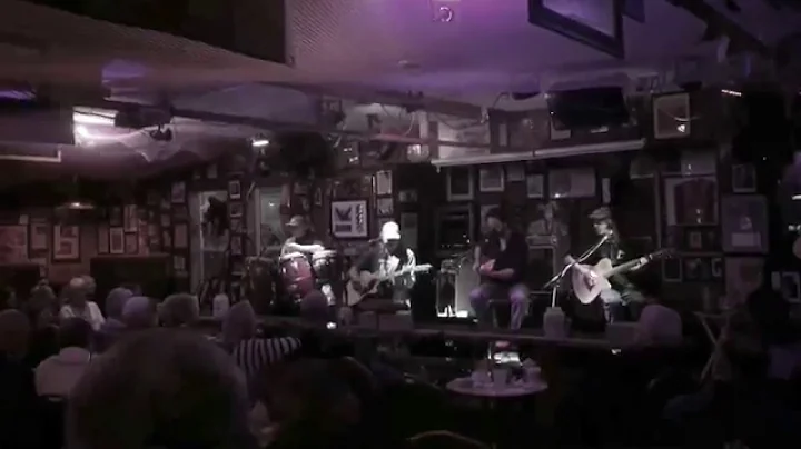 The Perdido Brothers sing Sweet Caroline at the Wo...