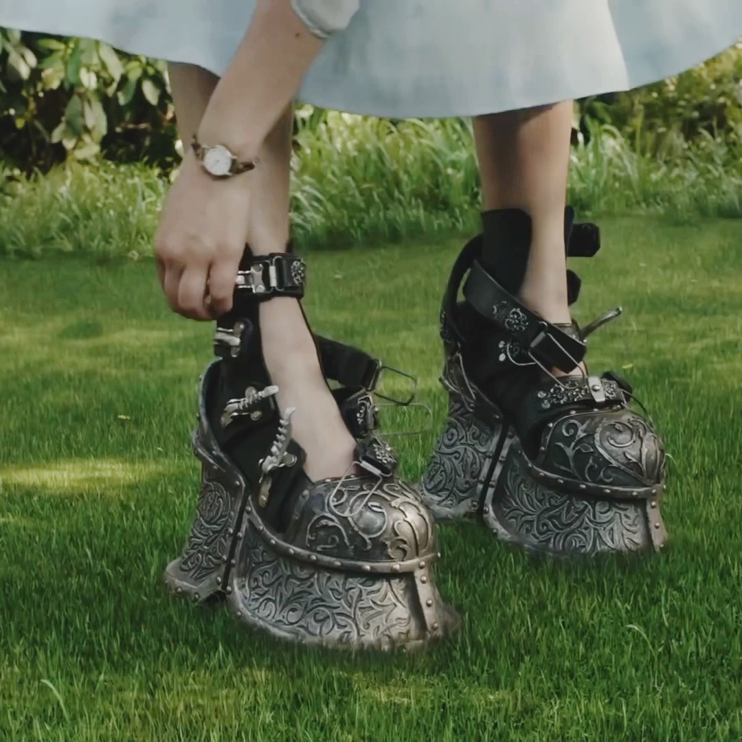 A MENINA VOA QUANDO TIRA OS SAPATOS: O LAR DAS CRIANÇAS PECULIARES PARÓDIA #shorts