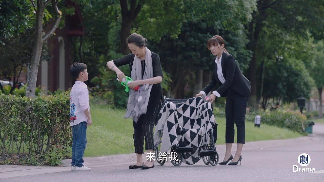 熊孩子拿水槍亂滋，癱瘓老太太為了對付他，一氣之下竟從輪椅上站起來