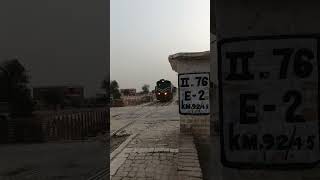 37up fareed express power number is my mistake geu 20 4552 #pakistanrailway #trainvideo #automobile