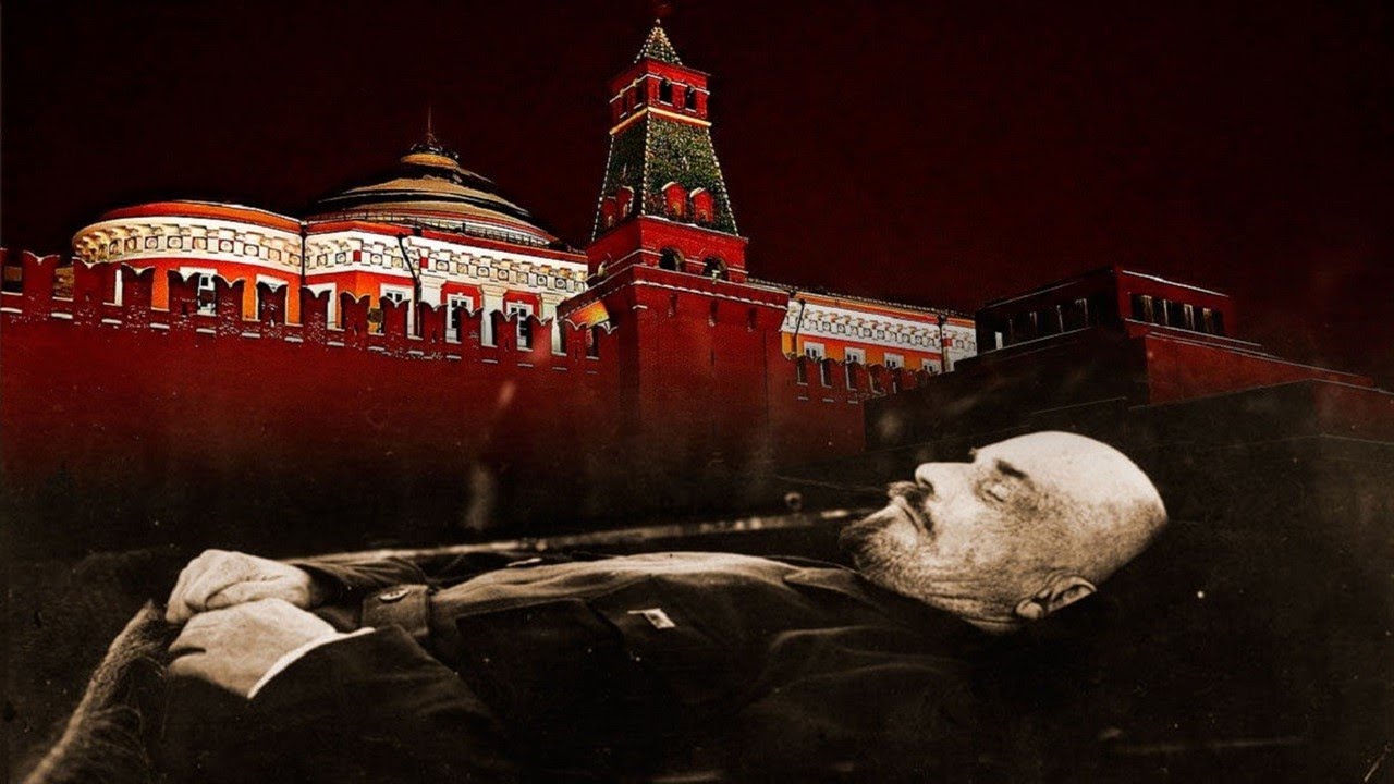 Сталин сейчас жив. Ленин на красной площади в мавзолее.