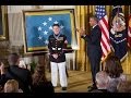 Le prsident remet la mdaille dhonneur au caporal william  kyle  carpenter