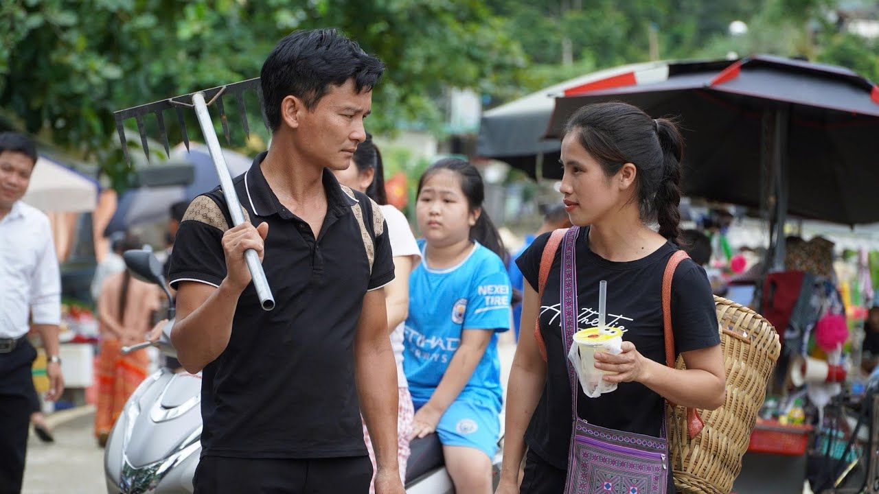 Happy weekend Thu and Tu Phan go to the market together and enjoy a meal creating a peaceful moment