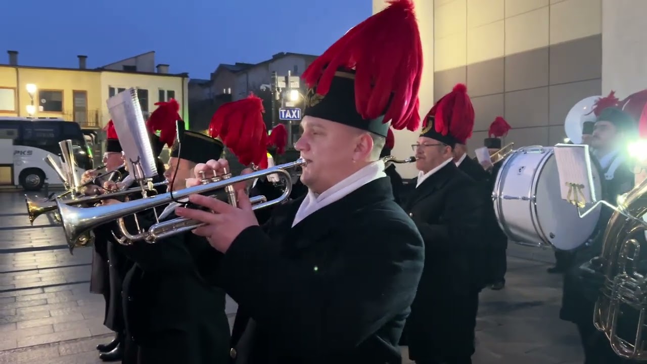 Barbórka w Bełchatowie. Górnicza pobudka w wykonaniu orkiestry KWB Bełchatów.