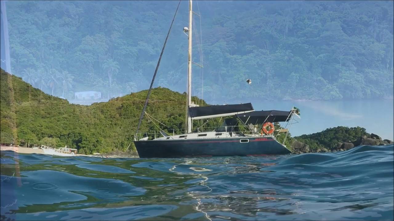 Veleiro Pedalinho no Saco do Céu - Ilha Grande RJ Brasil.