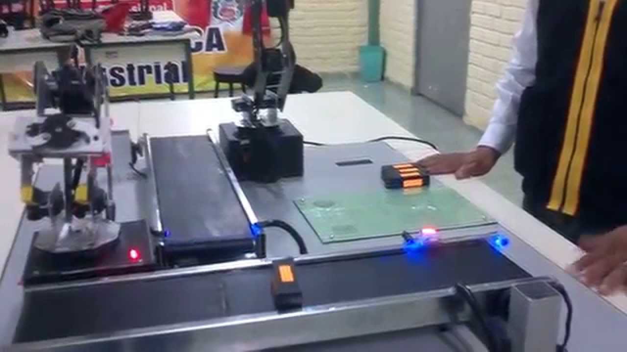 dos brazos roboticos y dos bandas transportadoras