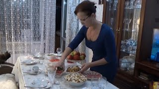 Домашнее видео.  Праздничный стол с любовью и пирог постный с вареньем.