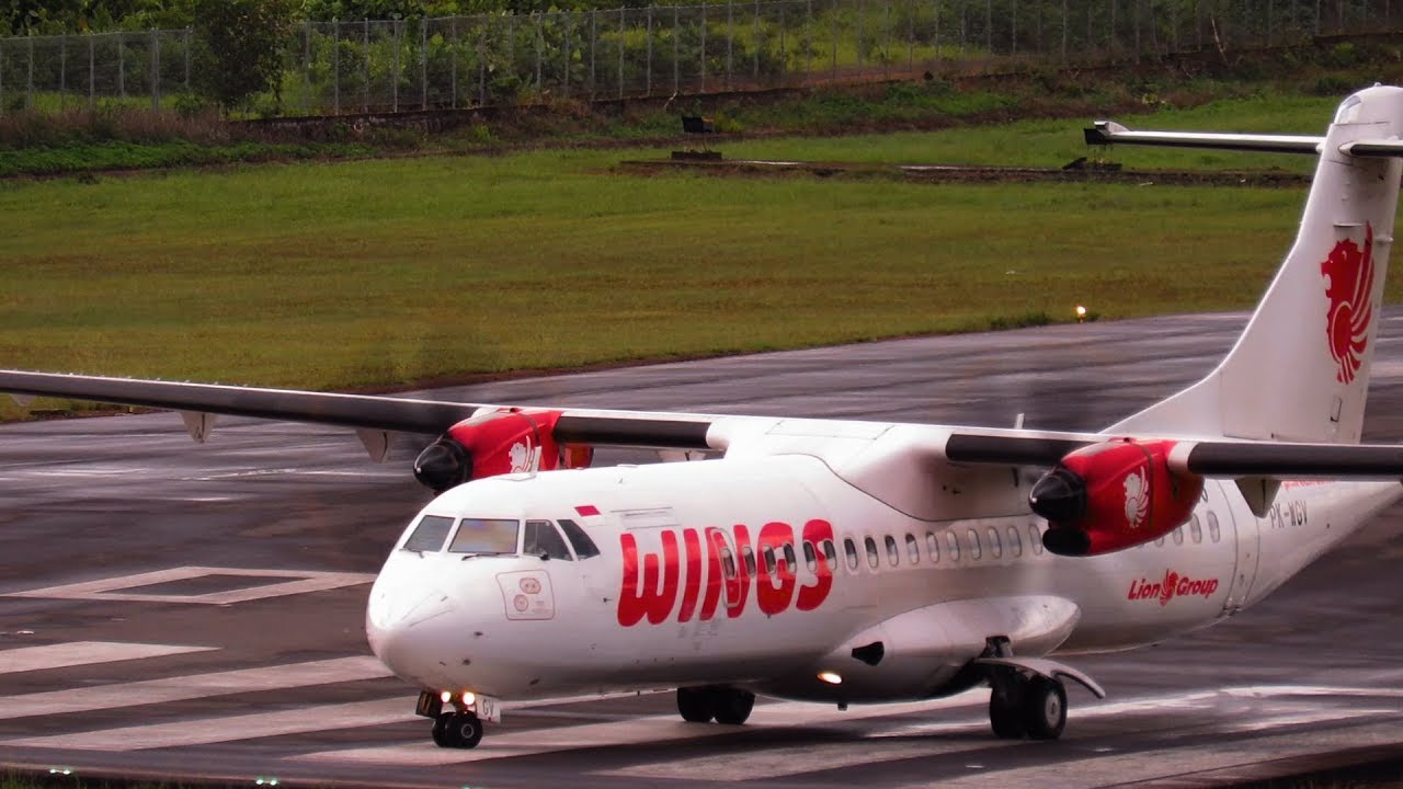 Pesawat Baling Baling Melaju di Lintasan Basah Pesawat 