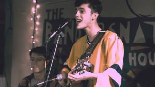 Download Lagu SUPER RICH KIDS cover by Charlie Burg. Live @ the Bandersnatch Coffee House MP3