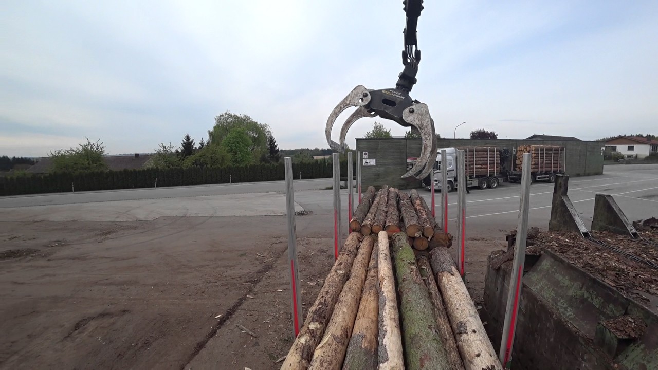 Rundholz abladen im Sägewerk