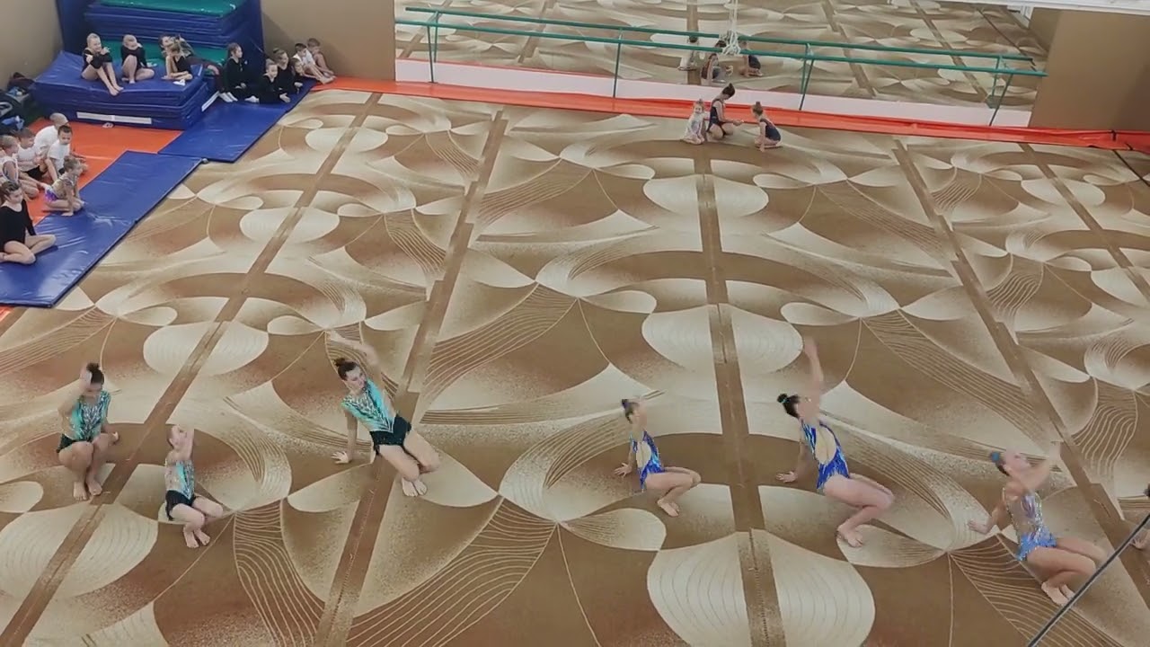 Показовий виступ акробатів на Відкритому чемпіонаті Сумської області зі спортивної акробатики.