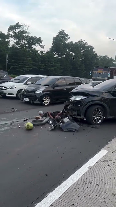 video amatir kecelakaan tol bogor - jakarta. diduga 1 orang meninggal dunia. #crash #tabrakan