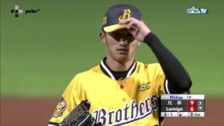 03/14 兄弟 vs Lamigo 七局下，林泓育擊出雙殺打，余德龍上三壘，最終打者遭刺殺，桃猿留下一三壘殘壘