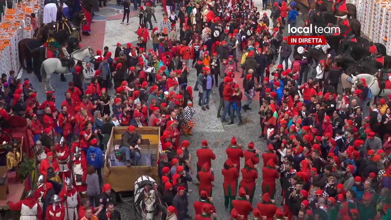 LIVE Ivrea, la battaglia delle arance in diretta