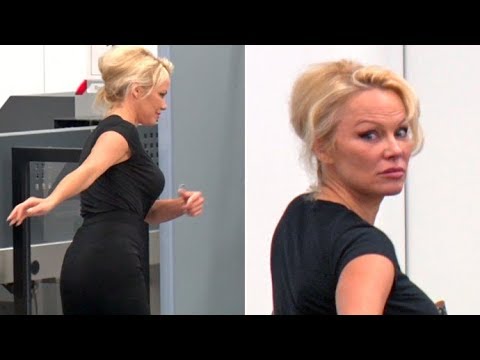 Video: Paparazzi memotret Pamela Anderson dalam balutan jumpsuit dengan garis leher yang mengesankan