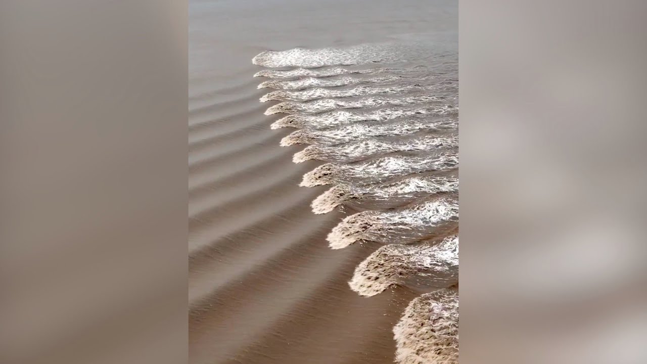 Rare 'fish scale tide' and 'crossing tide' in Qiantang River during Dragon Boat Festival