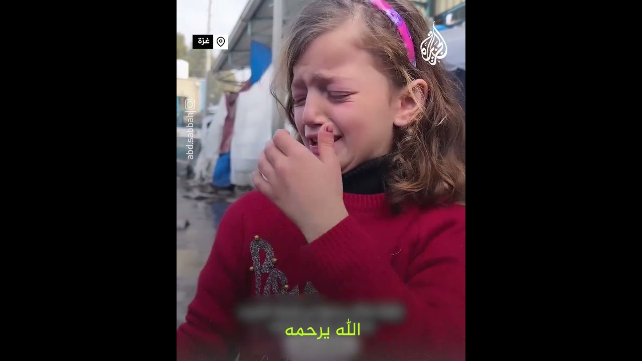 طفلة تحكي لدميتها عن مشاعرها في ظل الحرب