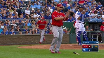 LAA@KC: Perez plates Pujols with a single in the 1st