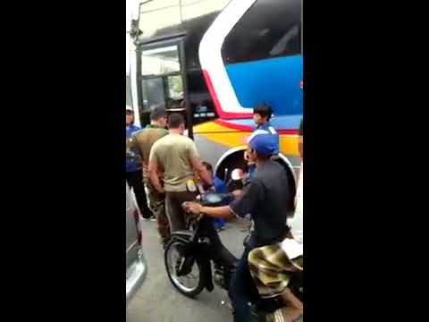 Supir bus ugal ugalan dihajar TNI