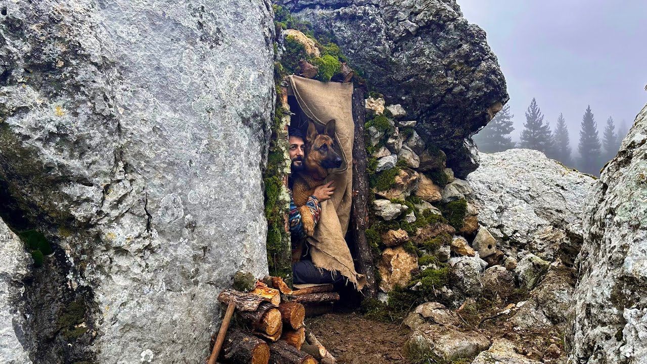 Eisenhütte hoch in den Bergen vor einem verlassenen Lieferwagen, modernes Solo-Bushcraft für den