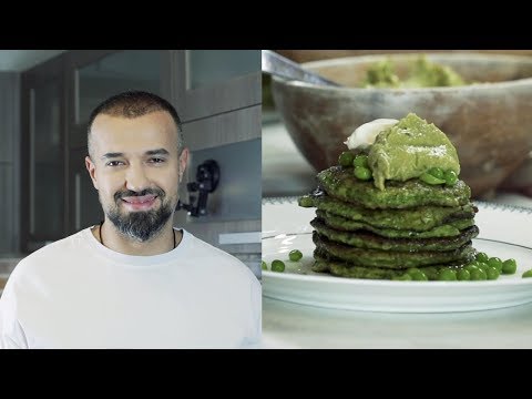 Владимир Мухин готовит завтрак у себя дома