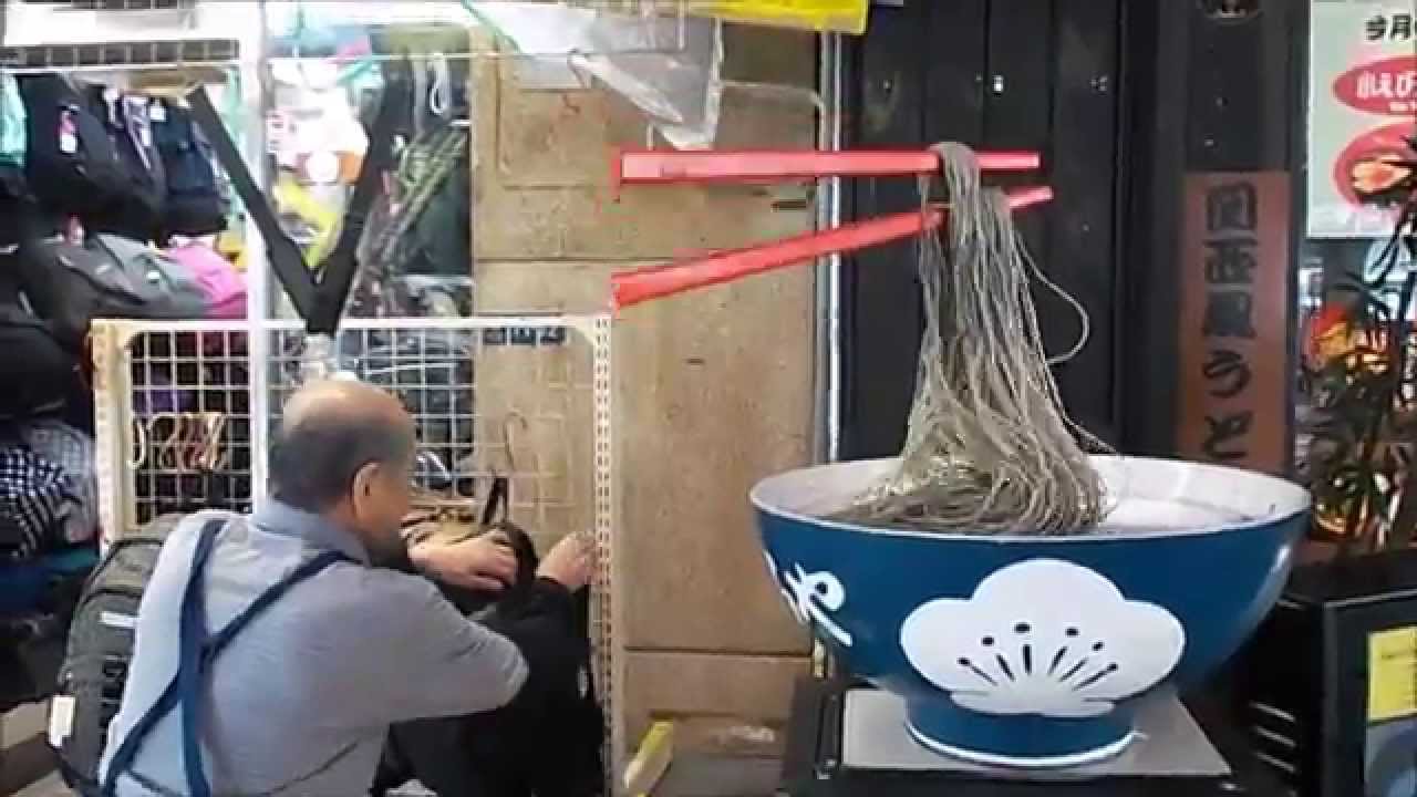 Giant moving fake noodles Tokyo - YouTube