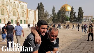 Israeli police clash with Palestinian protesters at al-Aqsa mosque screenshot 1