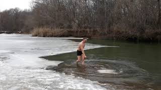 Закаливание моржевание плавание в ледяной воде.Hardening of winter swimmin swimming in the icy water