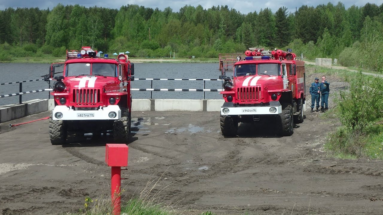 Пожарный автомобиль подача воды