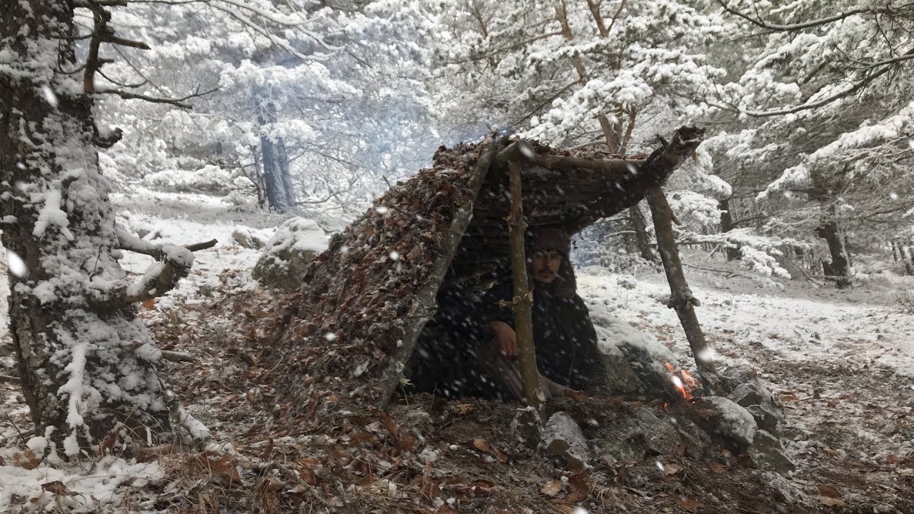 Building Winter Bushcraft Survival Shelter /Shelter Construction in ...