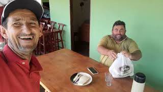 Benedito Mostra Mesa E Cadeiras Que Está A Venda De Seu Amigo Ruivo