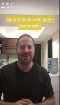 Bule Sudah Pintar Makan di Indonesia! (1 KAKI DIANGKAT, PAKE TANGAN)