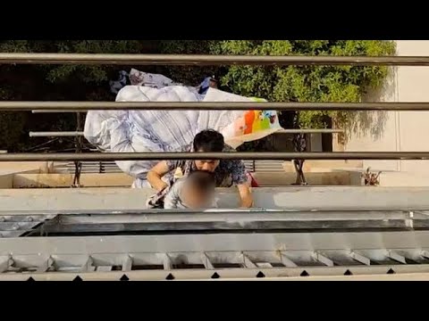小孩挂5楼窗外过路男子冒险救回：看到窗外有个小孩，赶紧跑过去