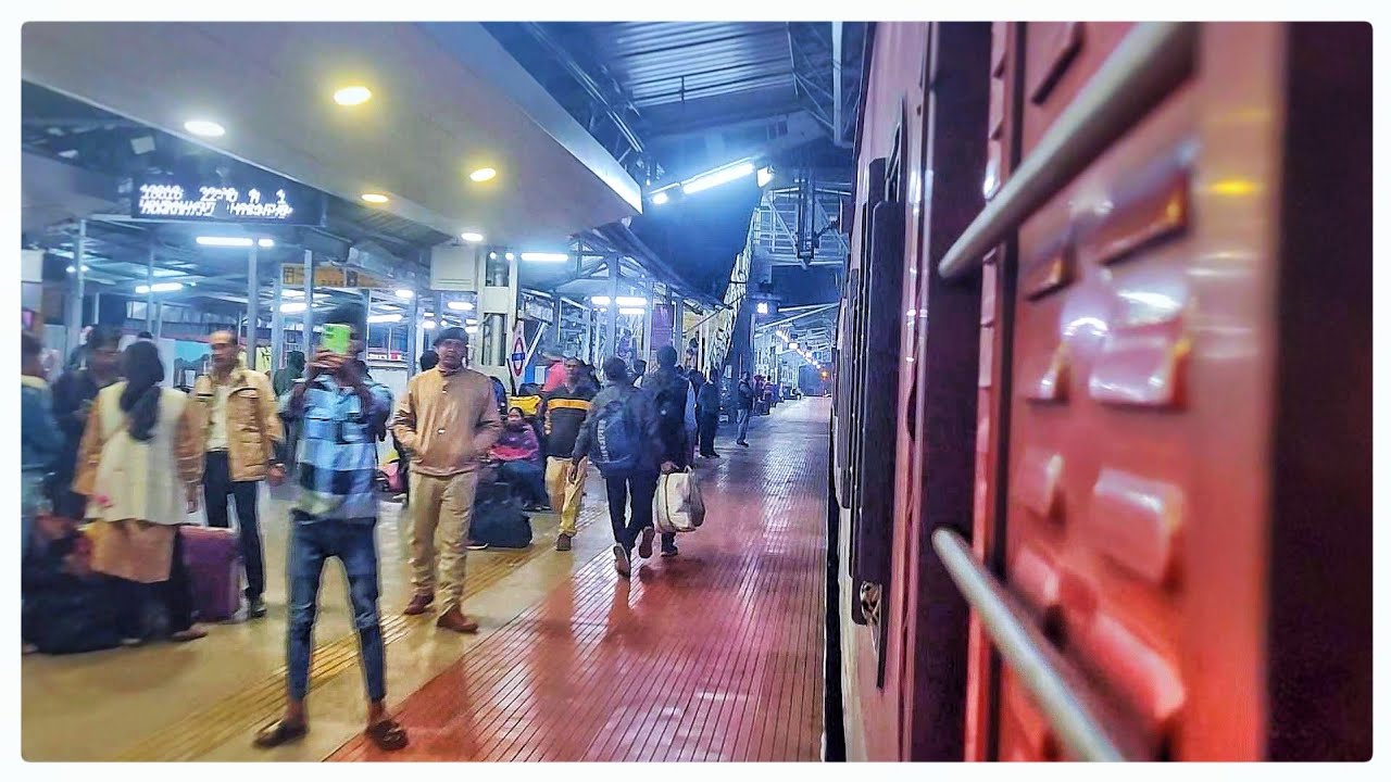 Crossing Alleppey Dhanbad Express - Tatisilway to Namkum Railway Station