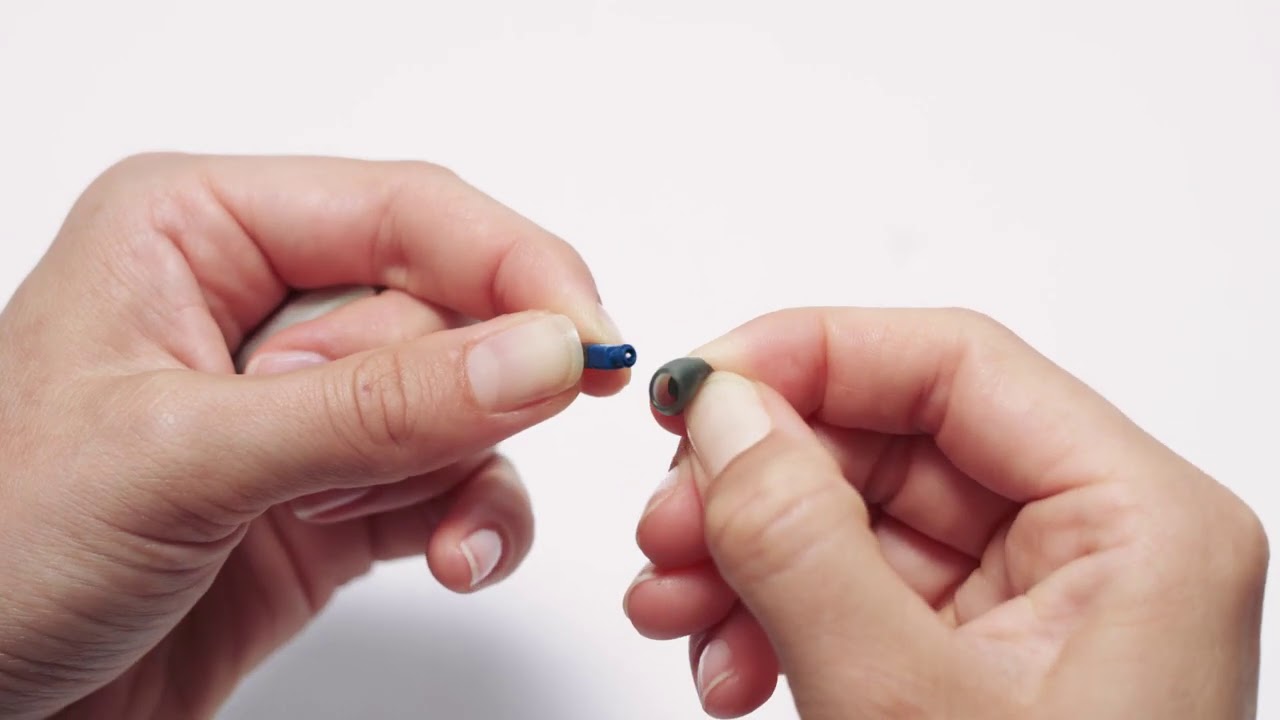 How to attach the retention on a Phonak Audèo M hearing aid YouTube