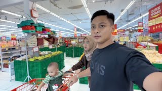 Take Your Wife And Kids For A Walk So Theyll Have A Happy Time