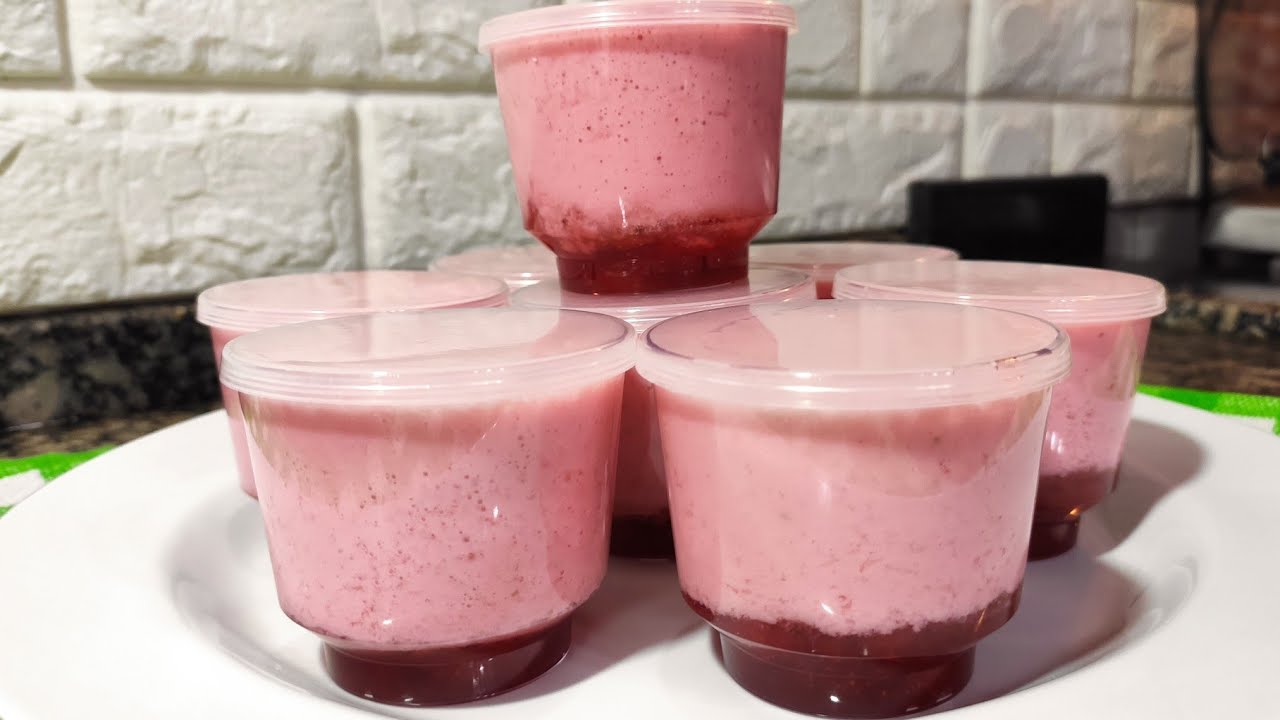 Iogurte caseiro com calda de morango ,100 % fruta , fica pronto no mesmo dia 😉receita de infância ❤️