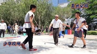这对跤太棒了，刘华元教练当裁判。精彩镜头在后边，天津复兴公园 Chinese amateur wrestling