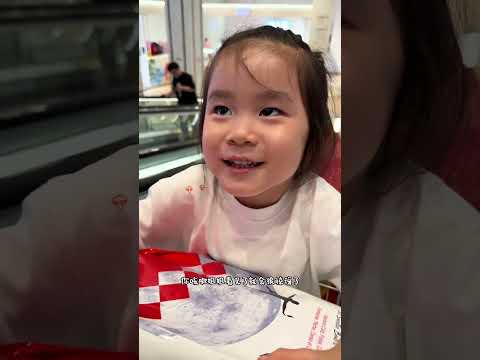 爸爸这次不飞，也在家一起给小学生办生日会，客厅变成了游乐场～ #女孩生日布置 #客厅是孩子的游乐园 #公主的生日派对