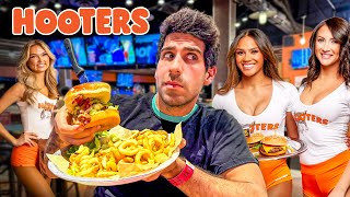 IN QUESTO RISTORANTE LE CAMERIERE SONO MEZZE NUD* - HOOTERS